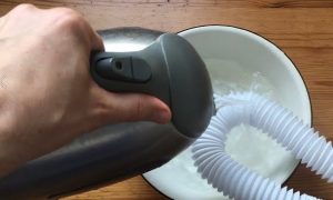 кипяток льют на трубу