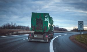 Грузовик на дороге