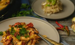 Макароны в тарелке