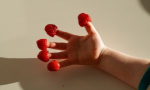 Малина на пальцах