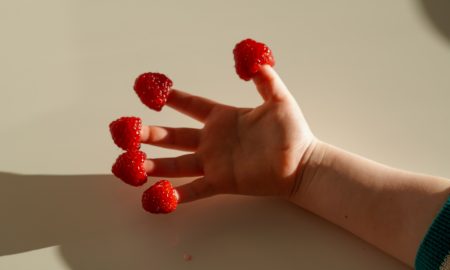 Малина на пальцах