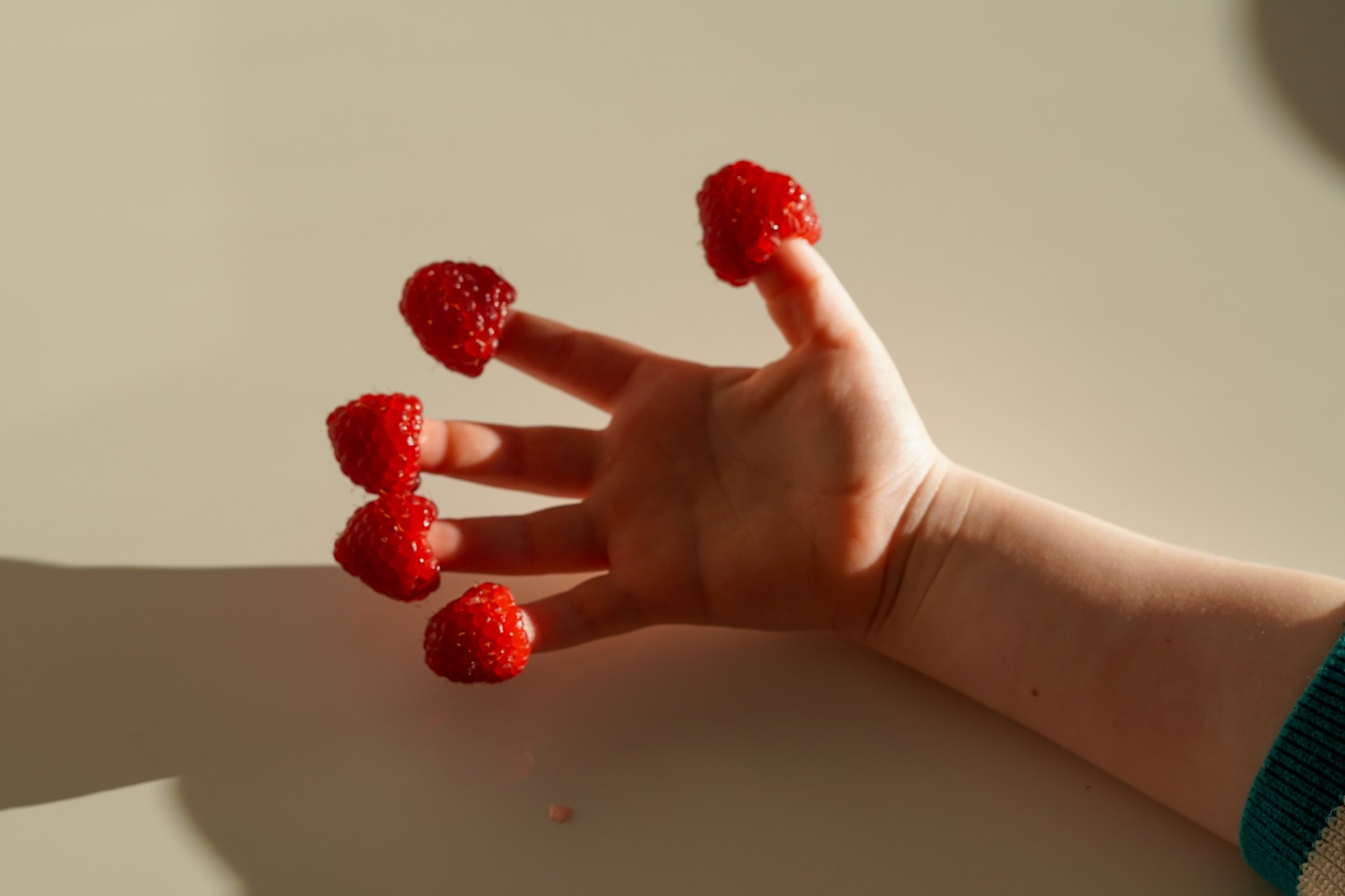 Малина на пальцах
