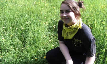 Девушка на траве