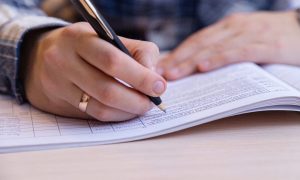 Человек подписывает документы