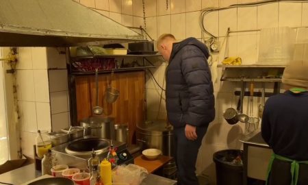 Общественник проверяет кафе