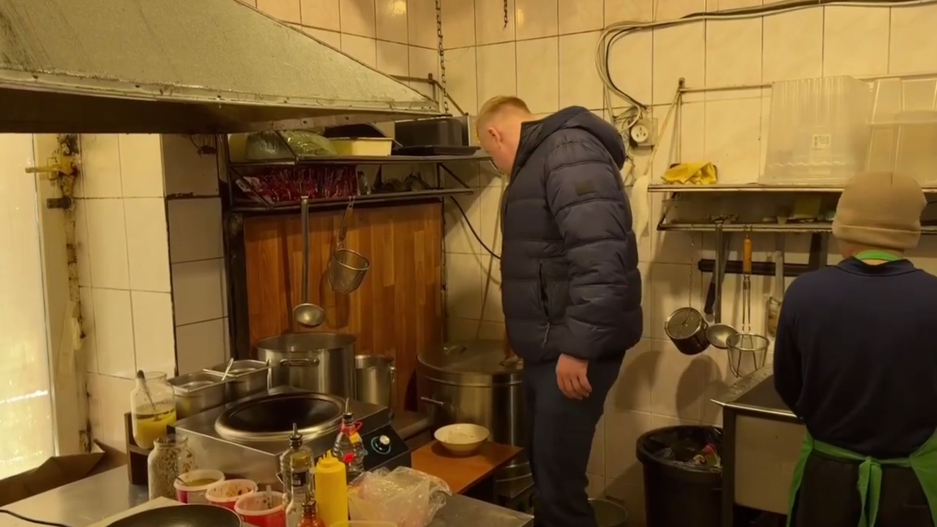 Общественник проверяет кафе