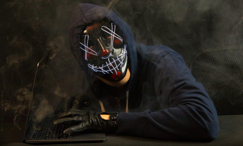 Хакер взломщик