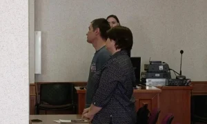 Мужчина стоит в суде