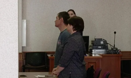 Мужчина стоит в суде