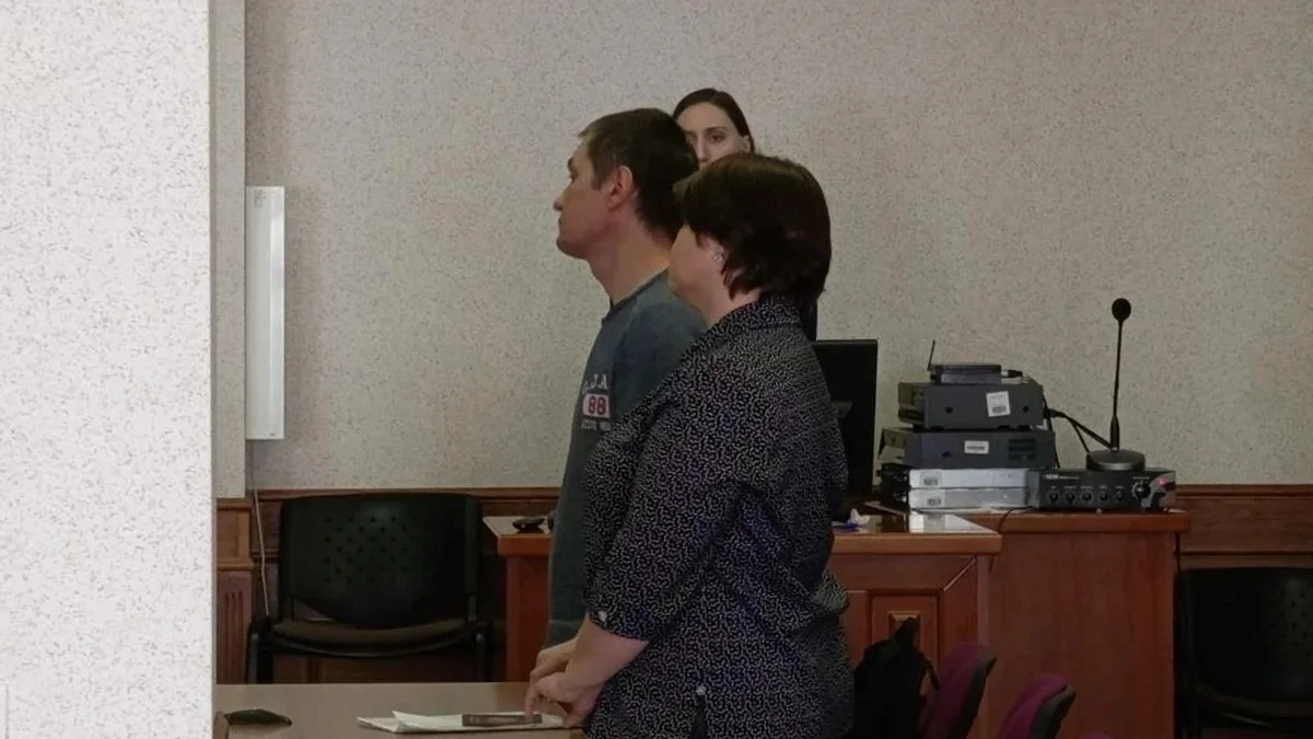 Мужчина стоит в суде