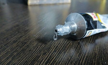 Из тюбика вытекает клей