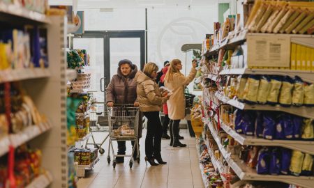 Покупатели выбирают товары