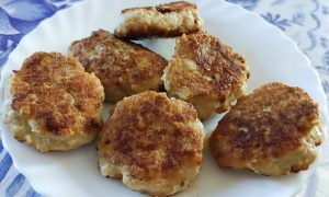 На тарелке лежат котлеты