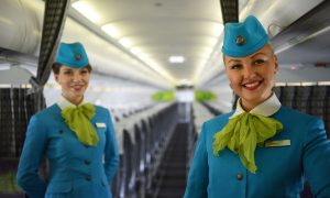Бортпроводницы на борту самолета авиакомпании «S7»