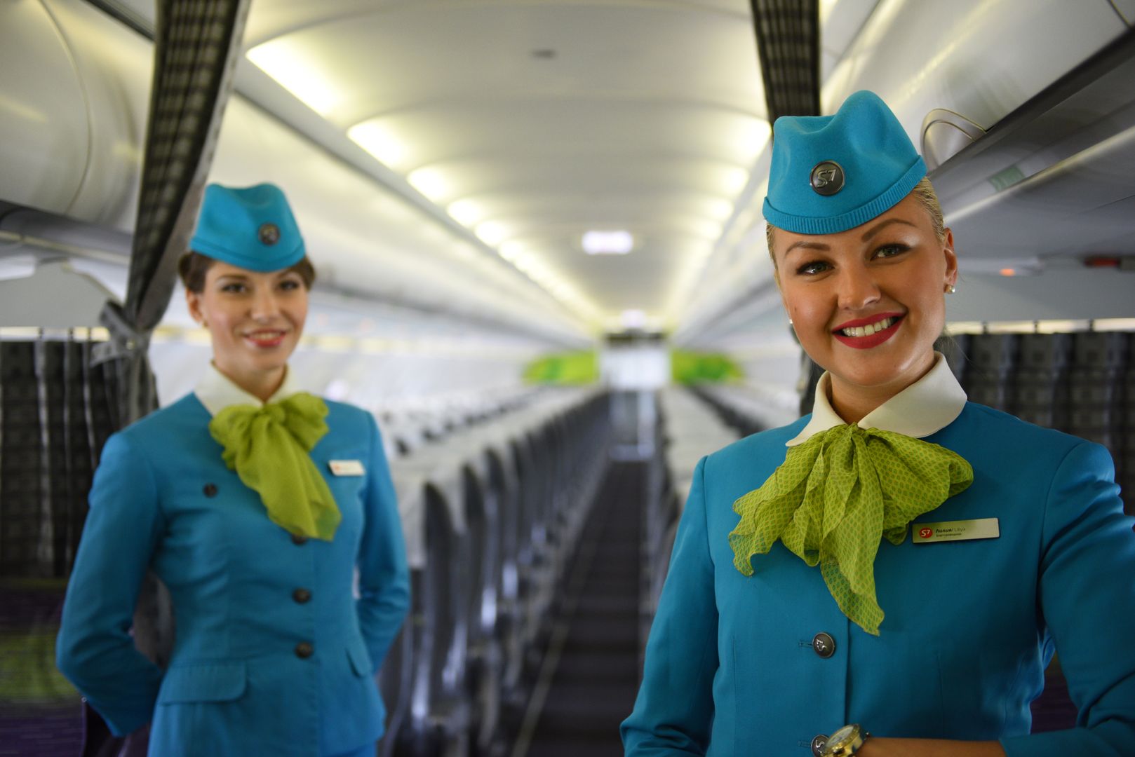 Бортпроводницы на борту самолета авиакомпании «S7»