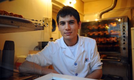 Мигрант из Таджикистана, работающий поваром в точке общественного питания.