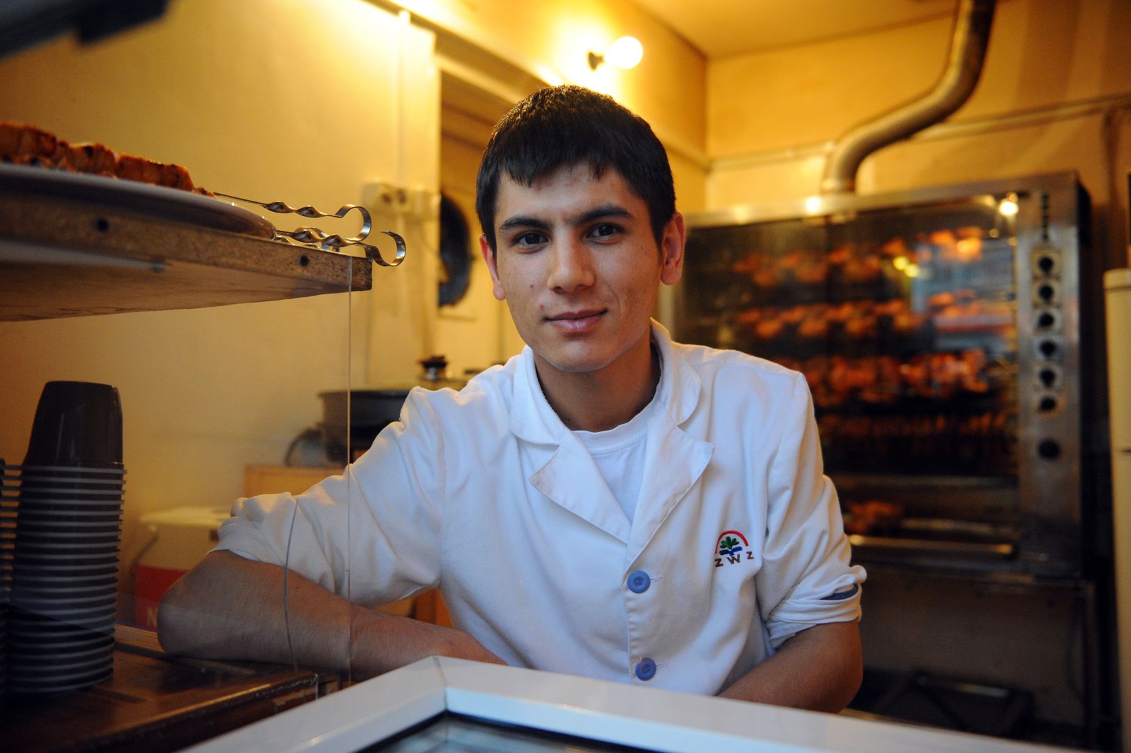 Мигрант из Таджикистана, работающий поваром в точке общественного питания.