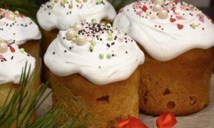 стоят куличи