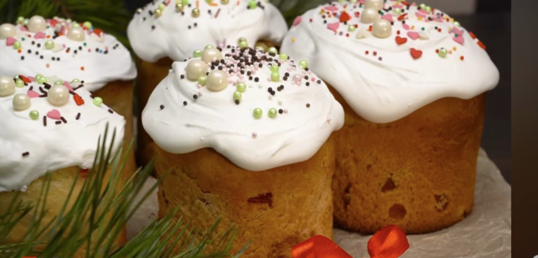 стоят куличи