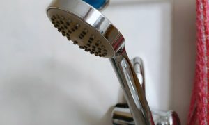 Душ висит на стойке
