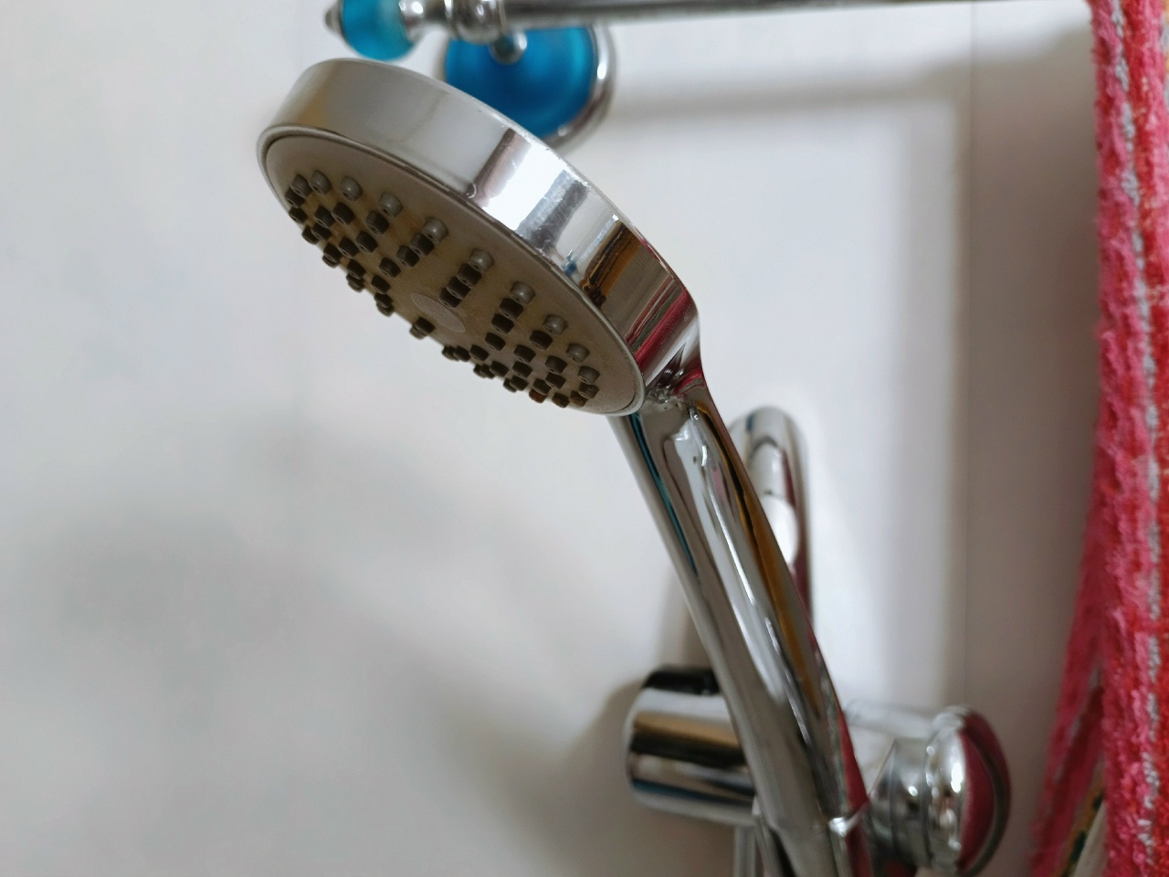 Душ висит на стойке