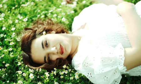 Девушка на траве