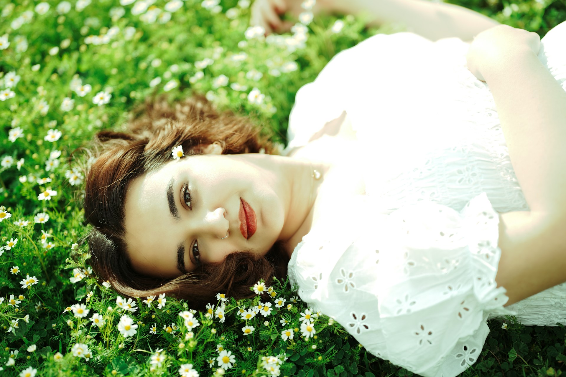 Девушка на траве