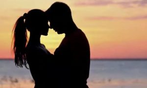 Обнимаются два человека