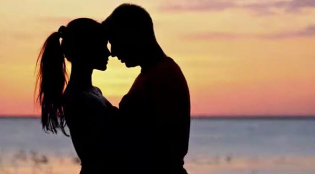 Обнимаются два человека