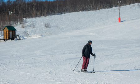 Человек катается на горных лыжах