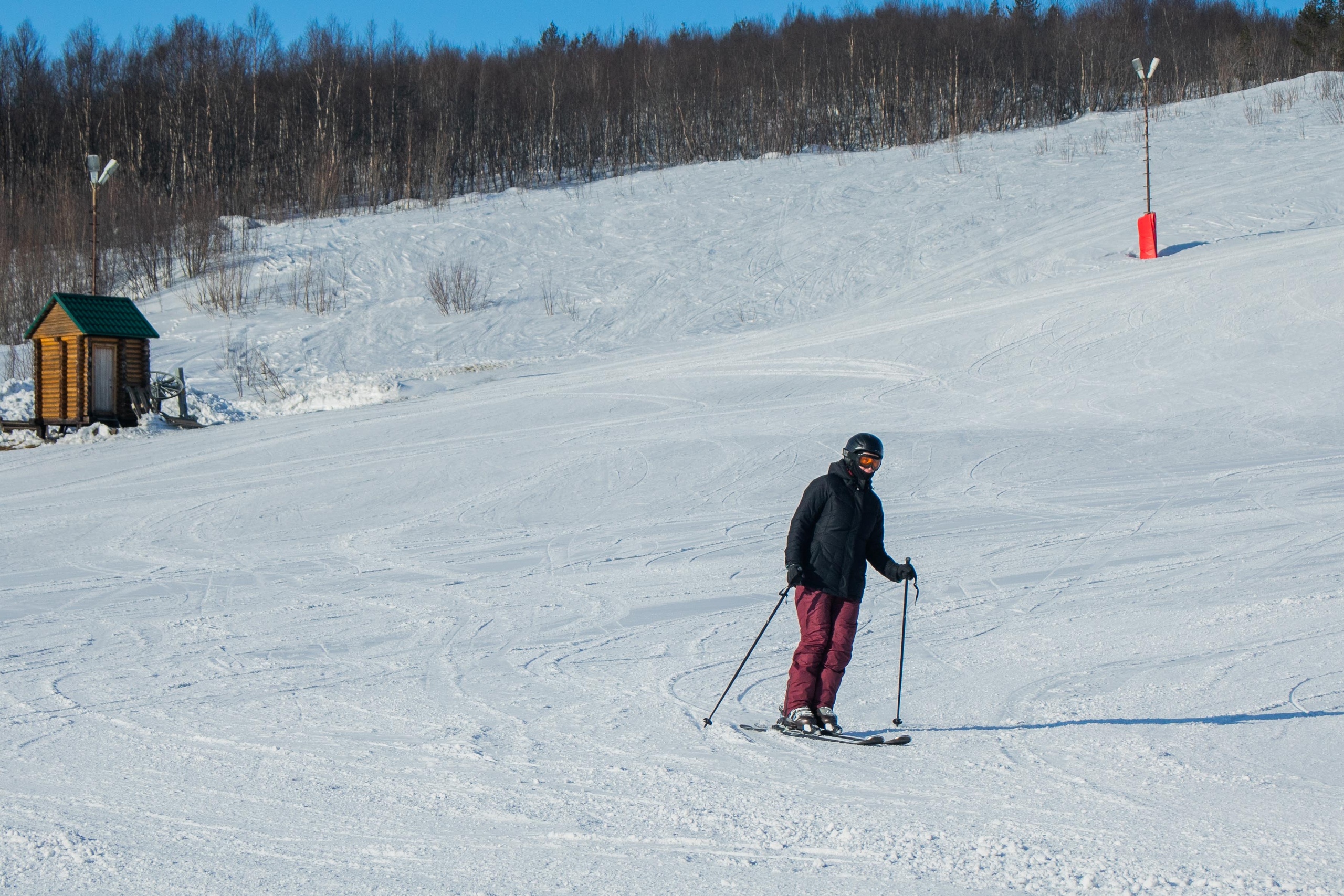 Человек катается на горных лыжах