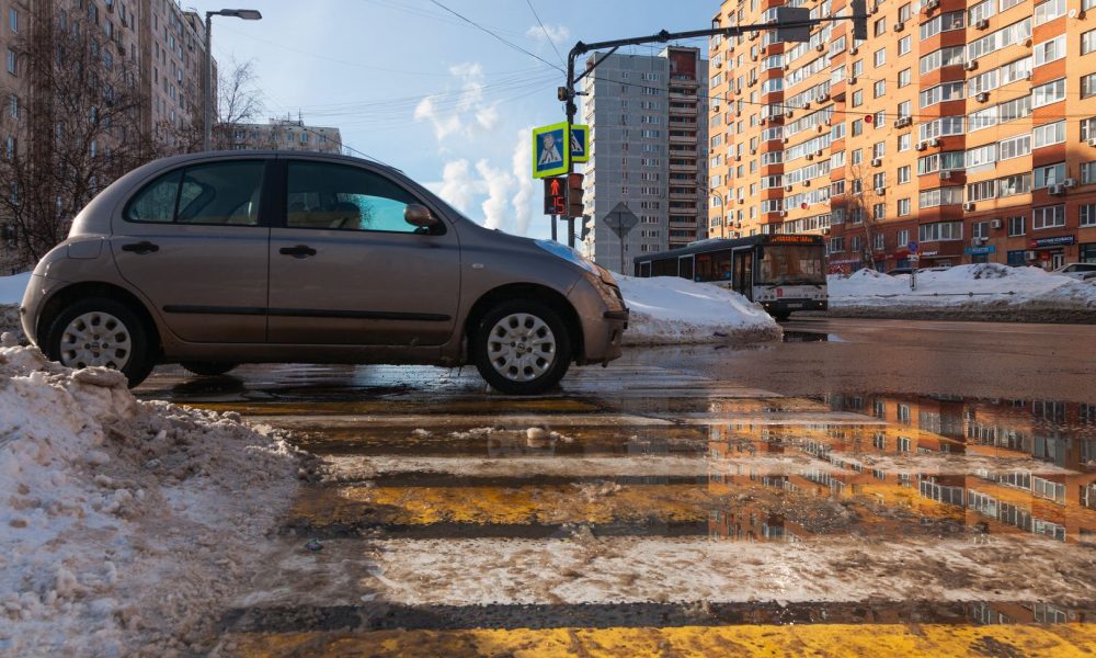 Весенняя улица в России