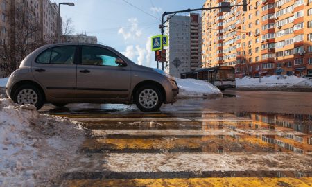 Весенняя улица в России