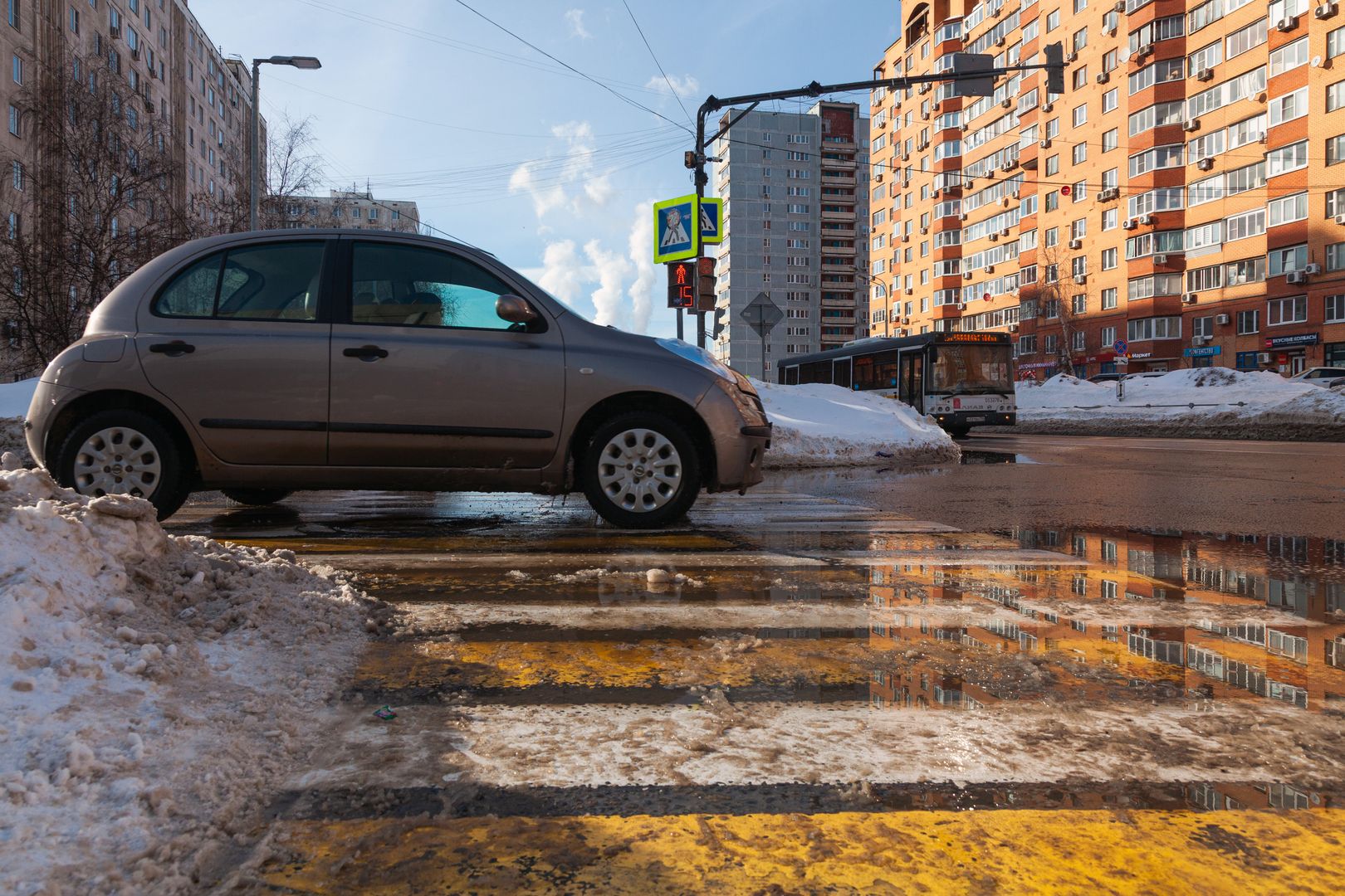 Весенняя улица в России