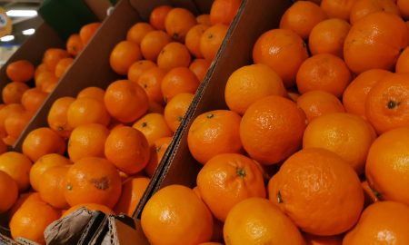 Мандарины лежат на витрине