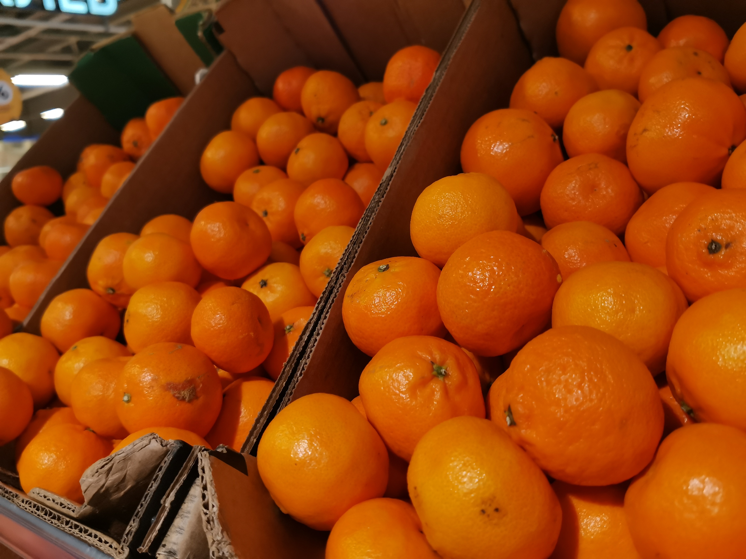 Мандарины лежат на витрине