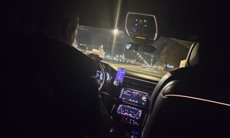 Водитель за рулем авто