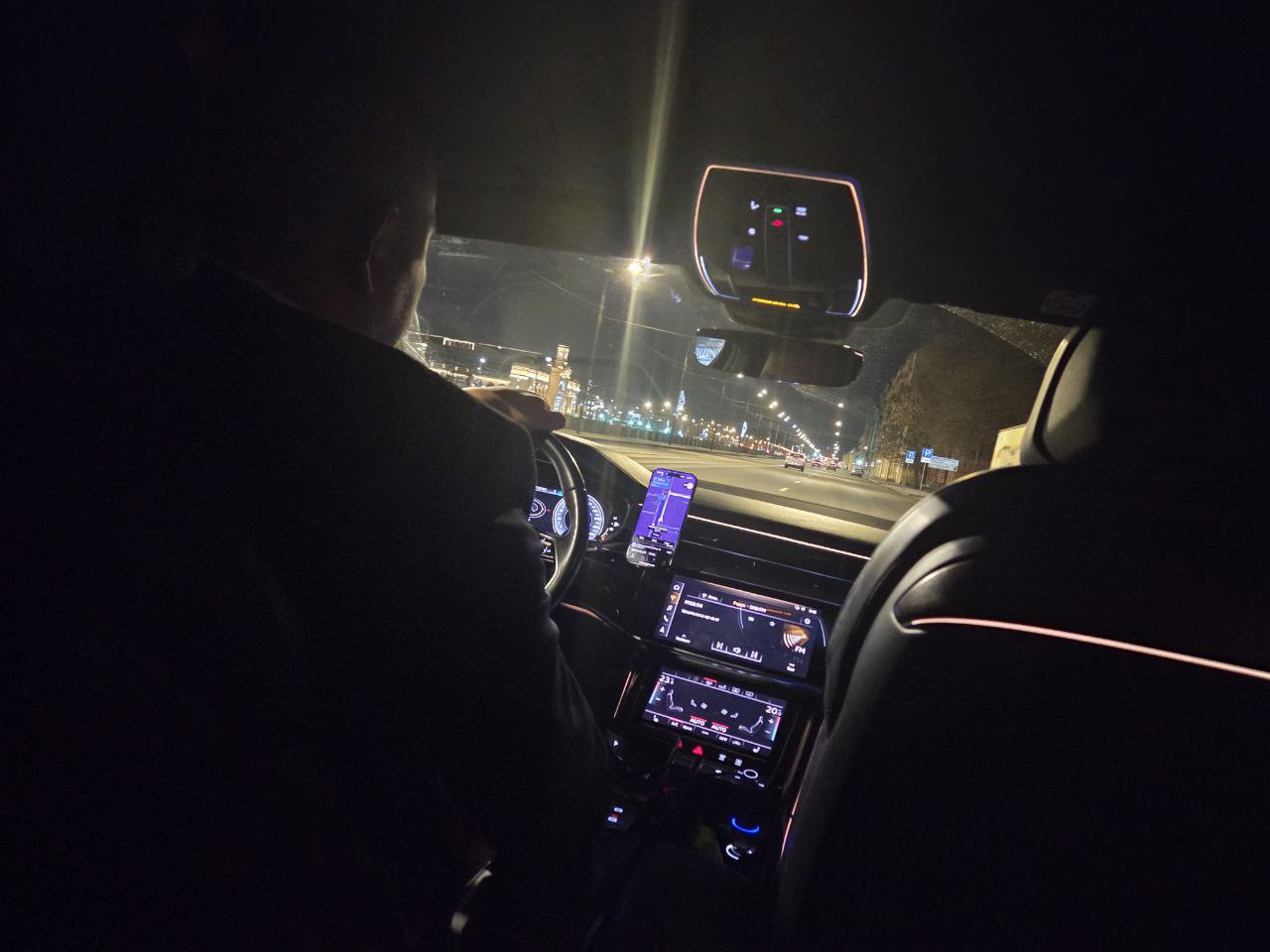 Водитель за рулем авто