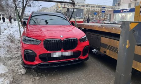 Автомобиль увозят на спецстоянку