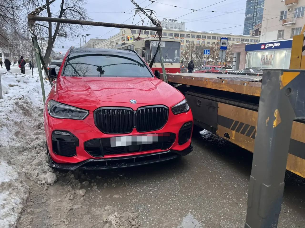 Автомобиль увозят на спецстоянку