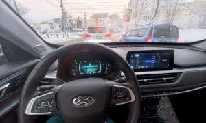 Машина едет по дороге