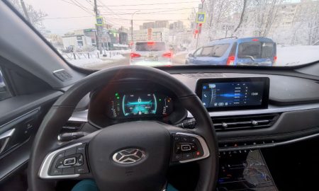 Машина едет по дороге