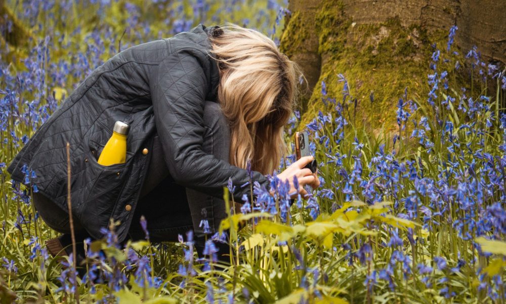 Девушка рядом с деревом