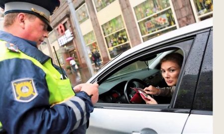 Гаишник штрафует