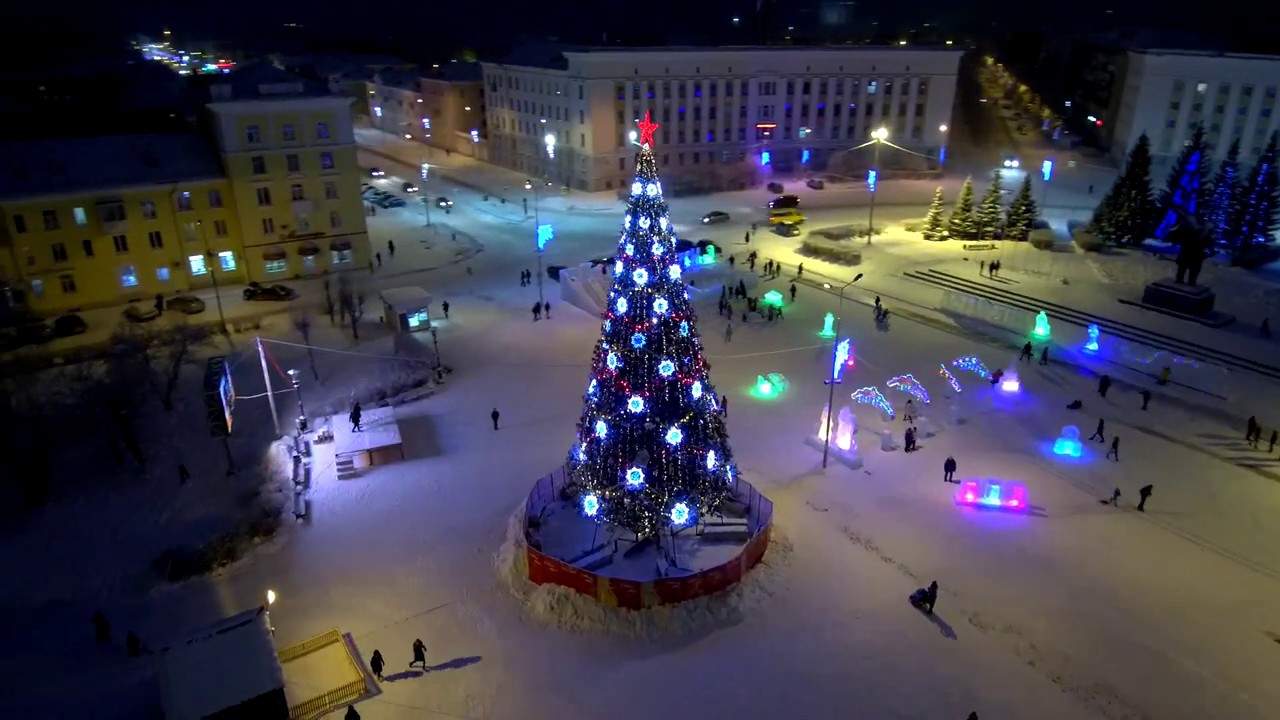 Площадь с елкой