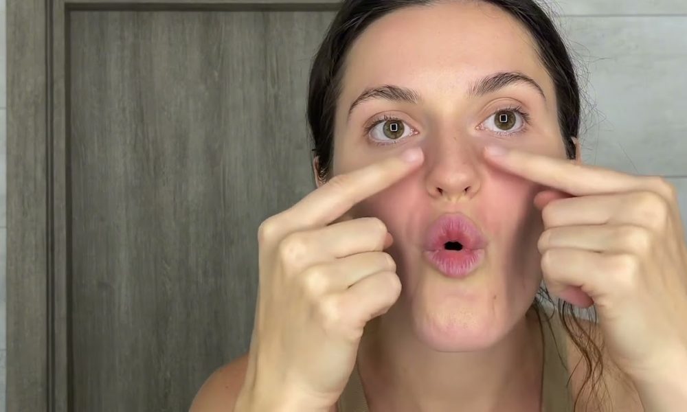 Девушка делает массаж