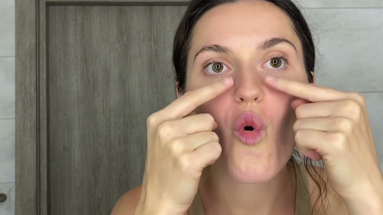 Девушка делает массаж