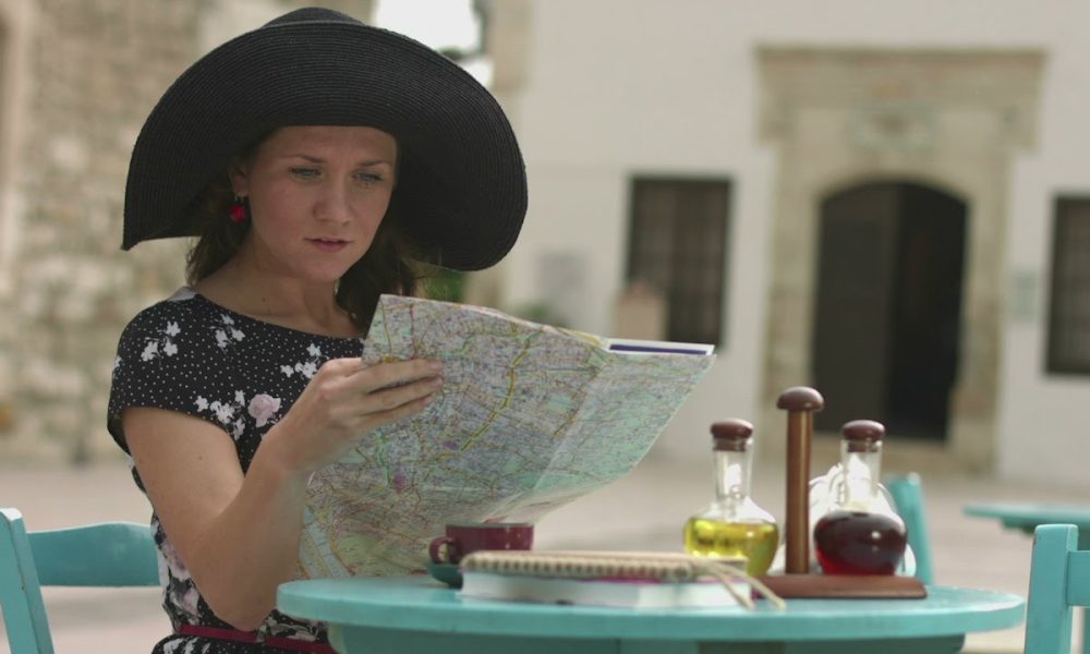 девушка с картой