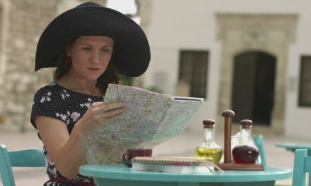 девушка с картой