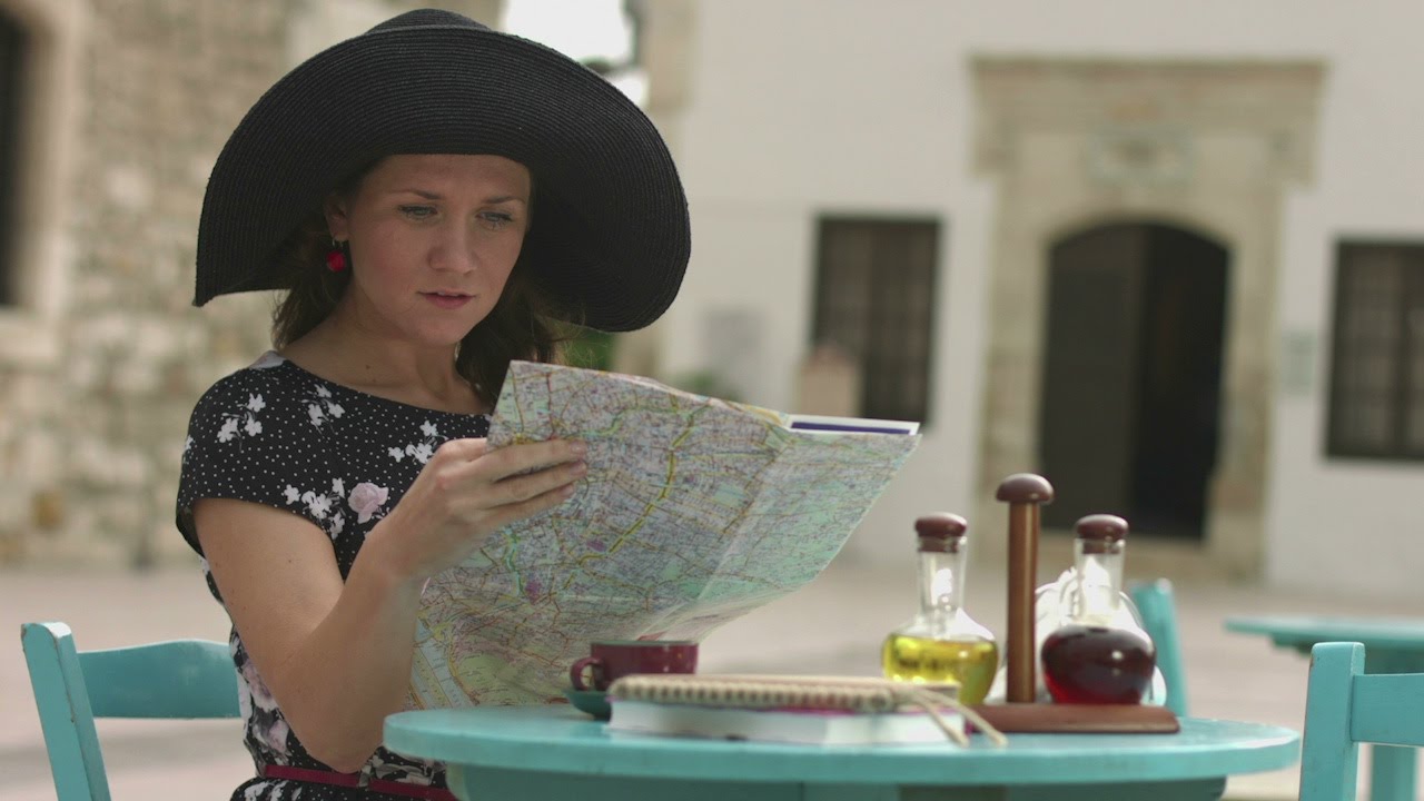 девушка с картой